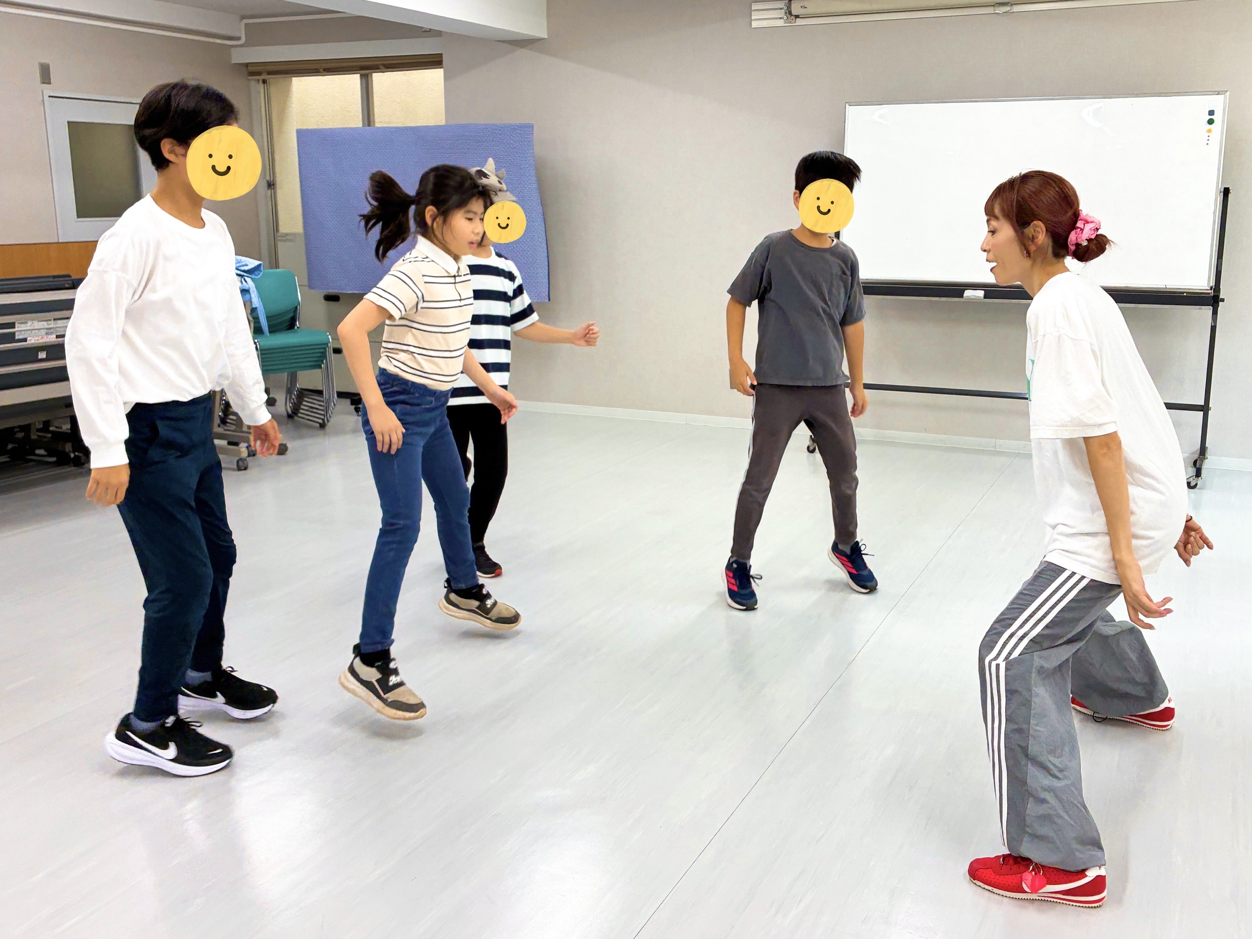 音楽に合わせて体を動かす子どもたち