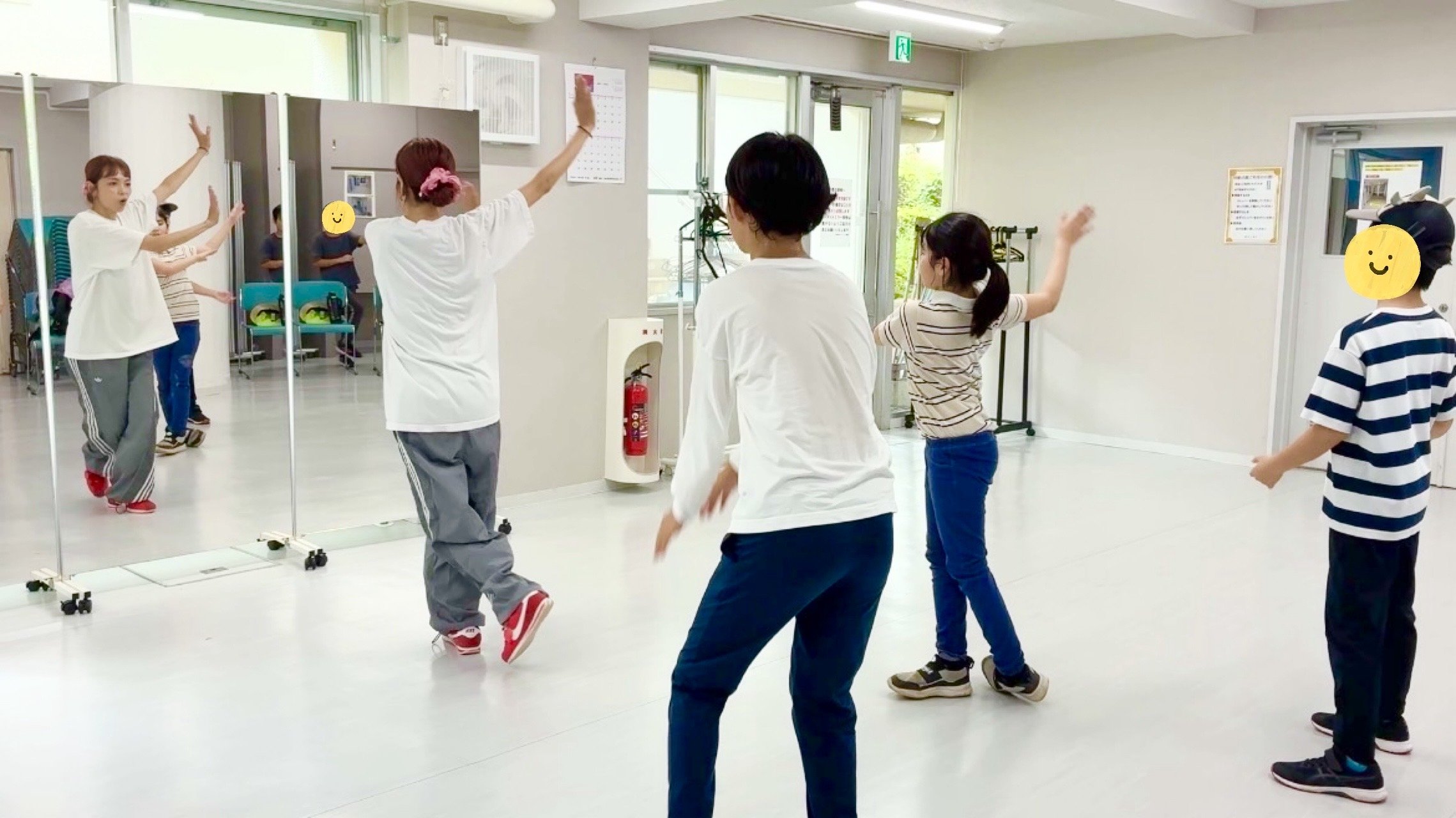 嵐の「Five」に合わせてみんなで踊る子どもたち