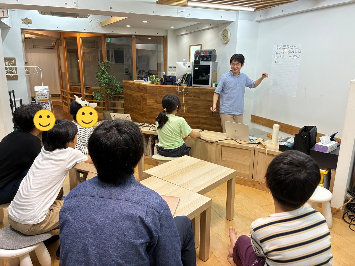 宇宙の授業の初回、スタッフの話を聞く子どもたち