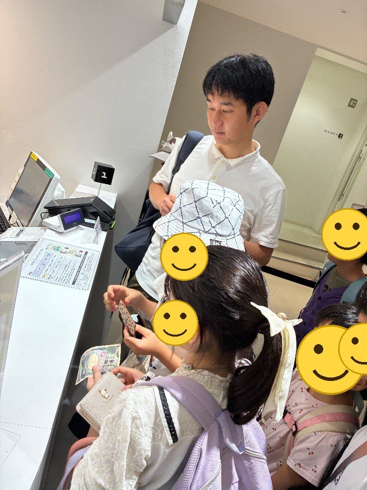 宇宙ミュージアムの受付でチケットを買う子どもたち