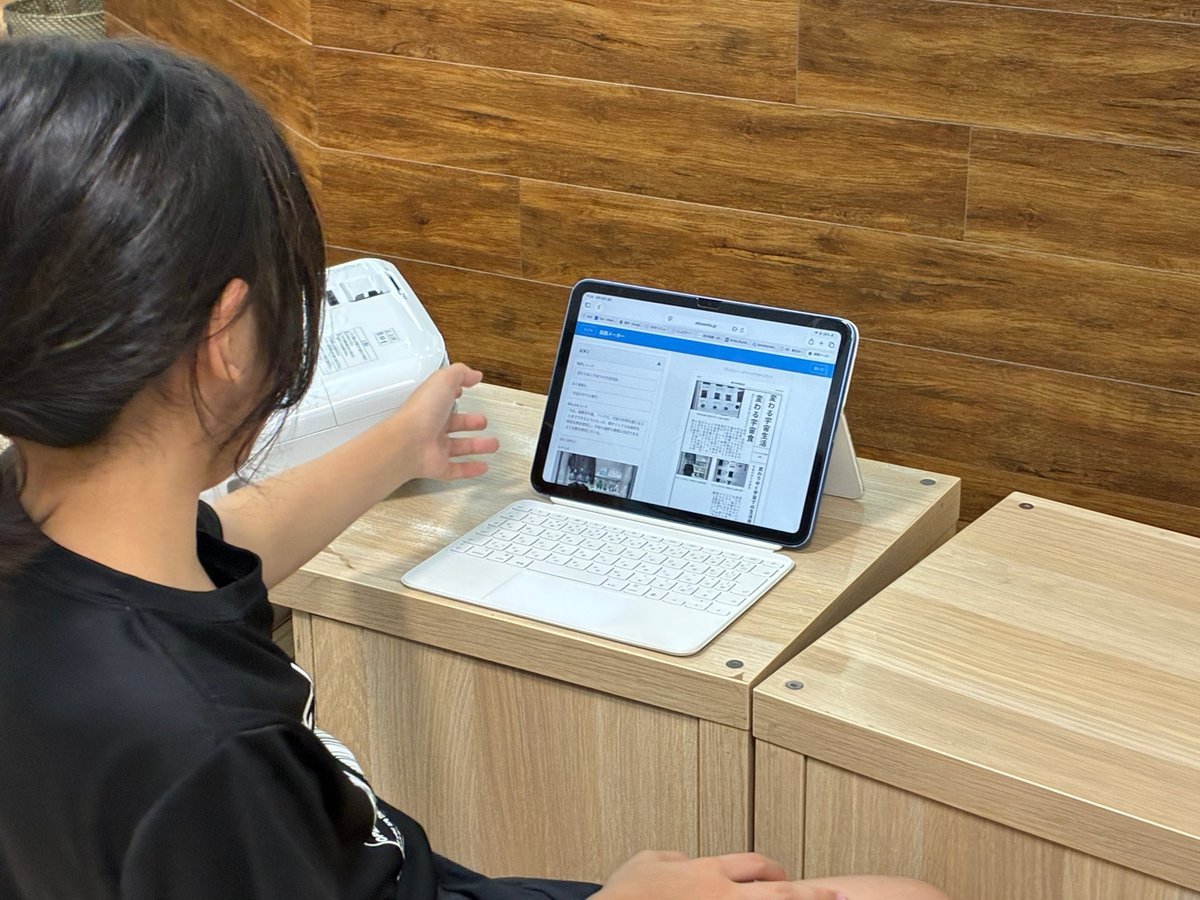 iPadで記事を書く様子