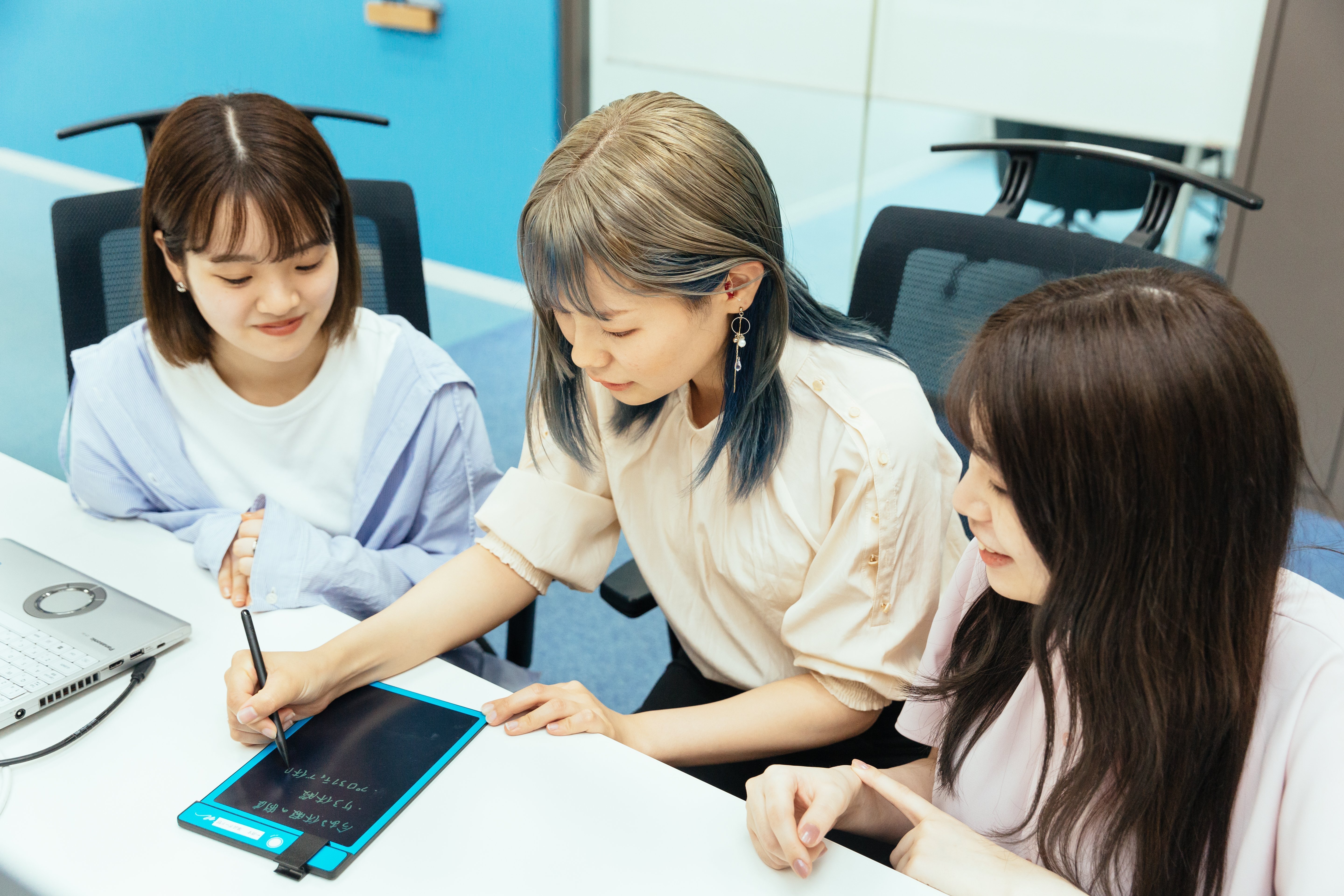 3人が業務をしている様子