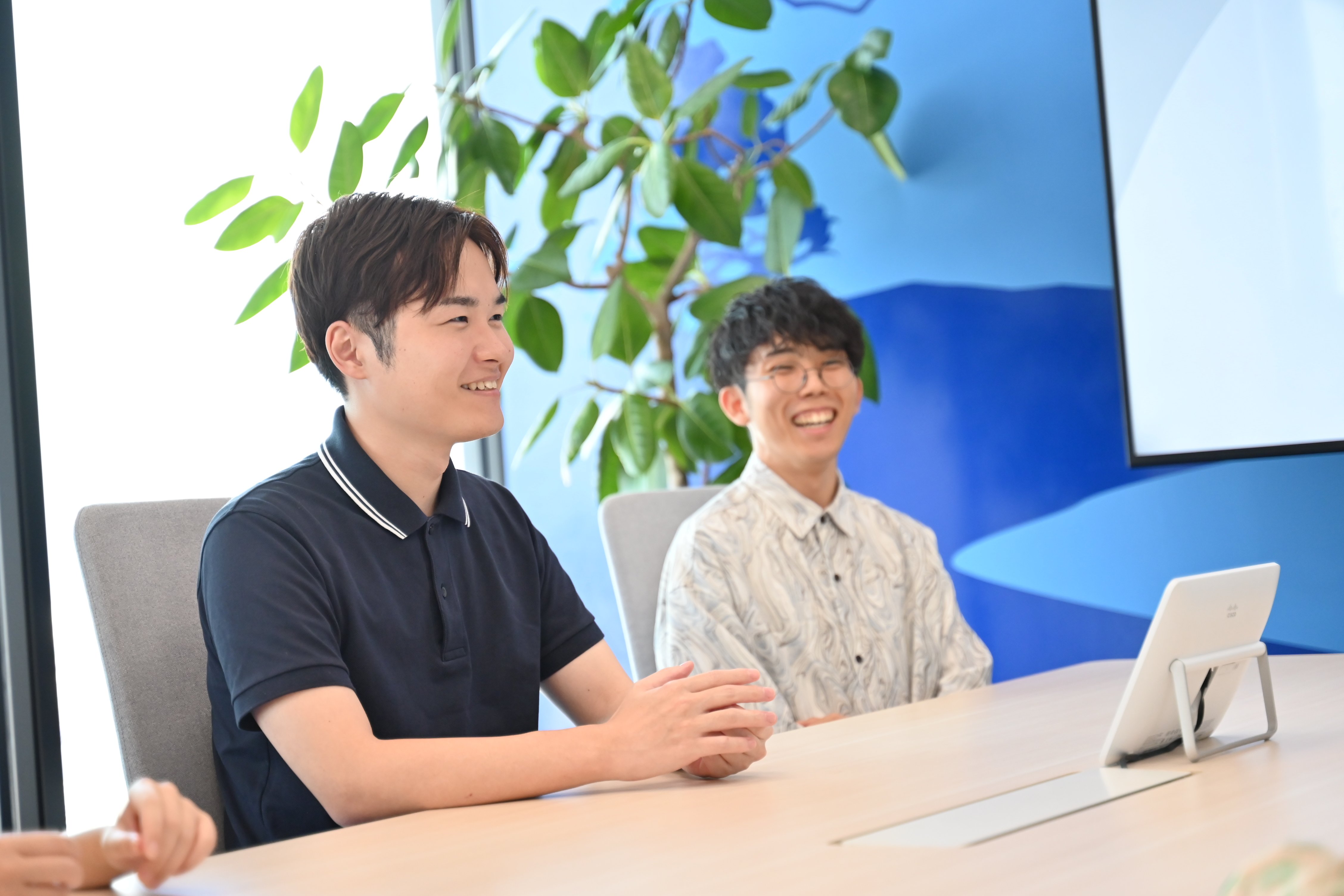 山野さん、佐々木さんがインタビューを受けている写真